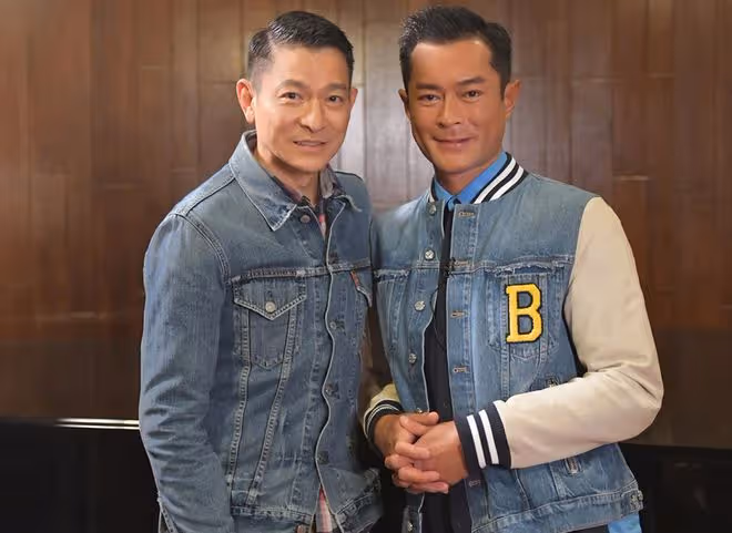 周潤發前妻當志願者,街頭派免費盒飯給老人家,低頭彎腰顯恭敬
