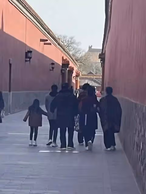 李承鉉一家三口游故宮,7歲lucky長腿搶鏡,戚薇疑懷二胎孕味十足