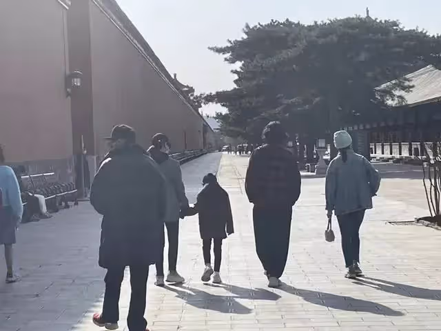 李承鉉一家三口游故宮,7歲lucky長腿搶鏡,戚薇疑懷二胎孕味十足