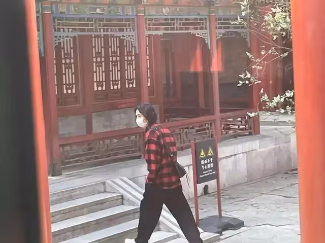 李承鉉一家三口游故宮,7歲lucky長腿搶鏡,戚薇疑懷二胎孕味十足