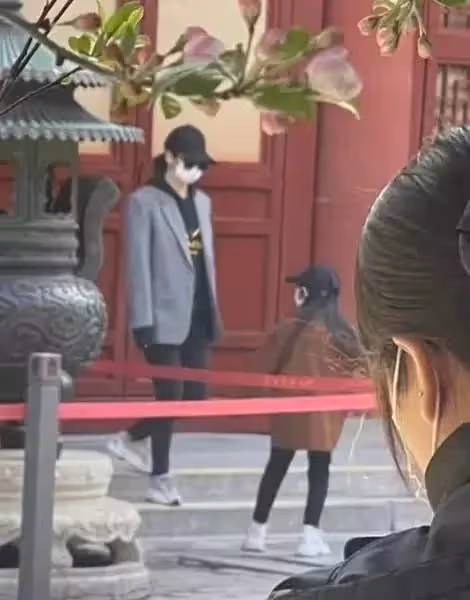 李承鉉一家三口游故宮,7歲lucky長腿搶鏡,戚薇疑懷二胎孕味十足