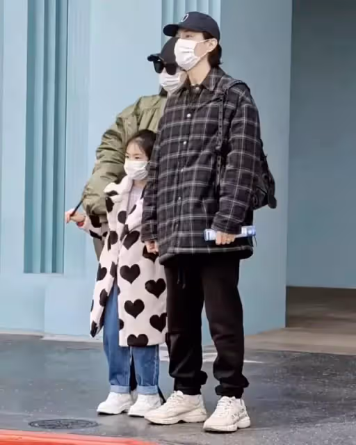 李承鉉一家三口游故宮,7歲lucky長腿搶鏡,戚薇疑懷二胎孕味十足