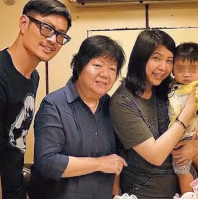 57歲「金牌綠葉」黃德斌近況曝光,曾無戲可拍做苦力,操勞過度致耳聾,患難18年嬌妻不離不棄,今越老越型離巢重獲新生