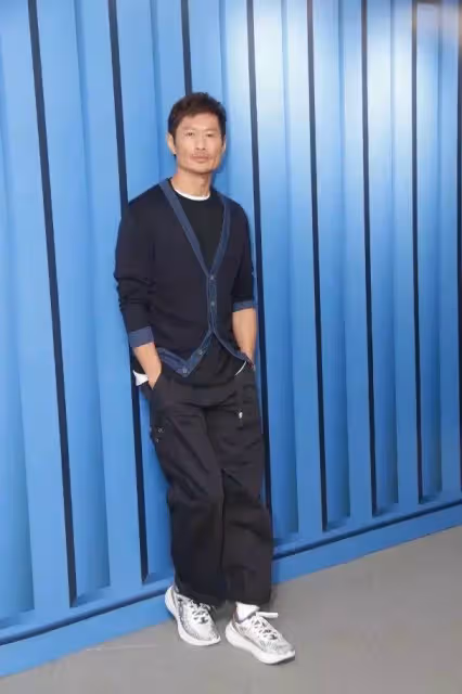 57歲「金牌綠葉」黃德斌近況曝光,曾無戲可拍做苦力,操勞過度致耳聾,患難18年嬌妻不離不棄,今越老越型離巢重獲新生
