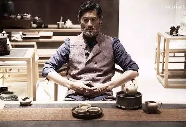 57歲「金牌綠葉」黃德斌近況曝光,曾無戲可拍做苦力,操勞過度致耳聾,患難18年嬌妻不離不棄,今越老越型離巢重獲新生