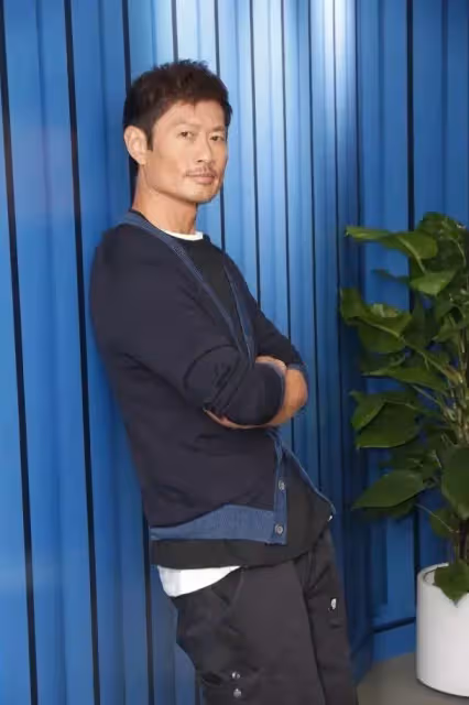 57歲「金牌綠葉」黃德斌近況曝光,曾無戲可拍做苦力,操勞過度致耳聾,患難18年嬌妻不離不棄,今越老越型離巢重獲新生