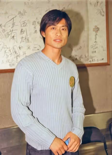 57歲「金牌綠葉」黃德斌近況曝光,曾無戲可拍做苦力,操勞過度致耳聾,患難18年嬌妻不離不棄,今越老越型離巢重獲新生
