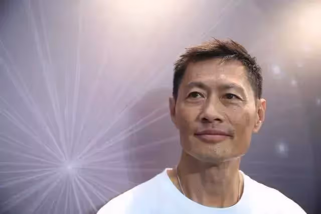 57歲「金牌綠葉」黃德斌近況曝光,曾無戲可拍做苦力,操勞過度致耳聾,患難18年嬌妻不離不棄,今越老越型離巢重獲新生