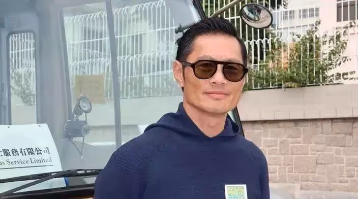 57歲「金牌綠葉」黃德斌近況曝光,曾無戲可拍做苦力,操勞過度致耳聾,患難18年嬌妻不離不棄,今越老越型離巢重獲新生