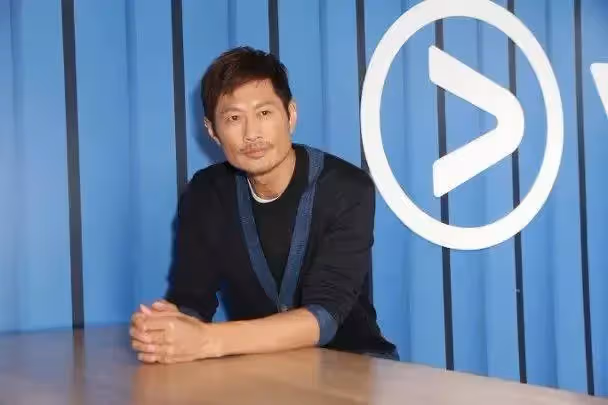 57歲「金牌綠葉」黃德斌近況曝光,曾無戲可拍做苦力,操勞過度致耳聾,患難18年嬌妻不離不棄,今越老越型離巢重獲新生