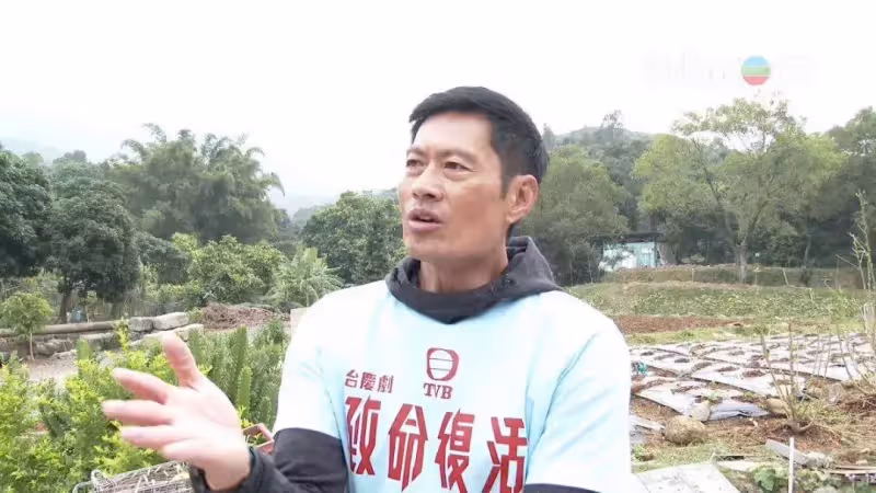 57歲「金牌綠葉」黃德斌近況曝光,曾無戲可拍做苦力,操勞過度致耳聾,患難18年嬌妻不離不棄,今越老越型離巢重獲新生