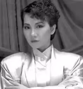 愛過蔡國慶,為愛未婚生子,分手後帶著男友兒子嫁給朋友,現54歲苦盡甘來事業更上一層樓,被老公寵成公主