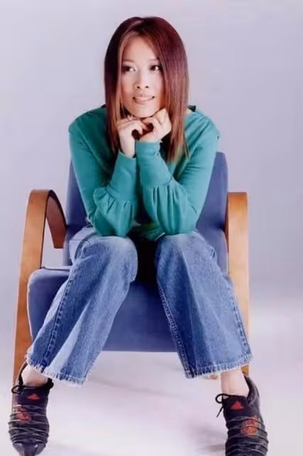 愛過蔡國慶,為愛未婚生子,分手後帶著男友兒子嫁給朋友,現54歲苦盡甘來事業更上一層樓,被老公寵成公主