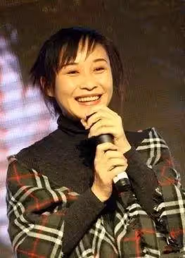 愛過蔡國慶,為愛未婚生子,分手後帶著男友兒子嫁給朋友,現54歲苦盡甘來事業更上一層樓,被老公寵成公主