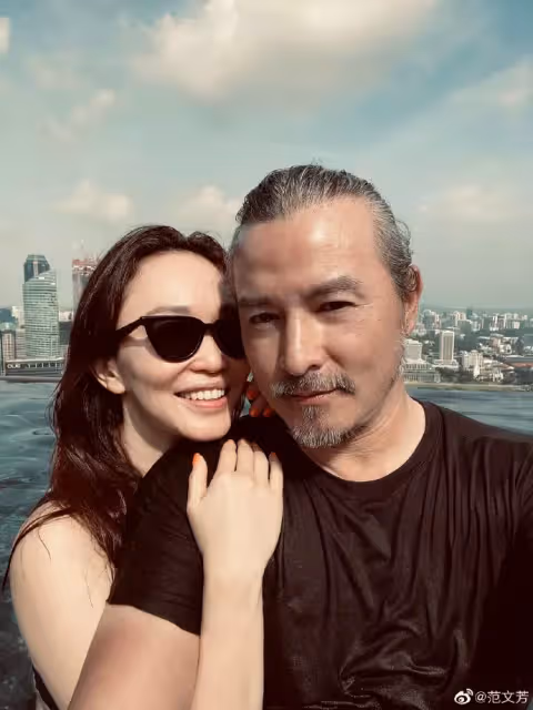 嫁給了愛情！范文芳「水中甜吻影帝尪」兒子偷吃醋　鴛鴦戲水「50歲身材」網讚翻：神仙眷侶