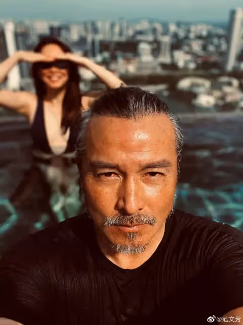 嫁給了愛情！范文芳「水中甜吻影帝尪」兒子偷吃醋　鴛鴦戲水「50歲身材」網讚翻：神仙眷侶