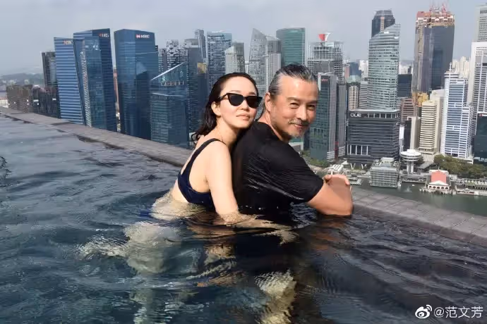 嫁給了愛情！范文芳「水中甜吻影帝尪」兒子偷吃醋　鴛鴦戲水「50歲身材」網讚翻：神仙眷侶