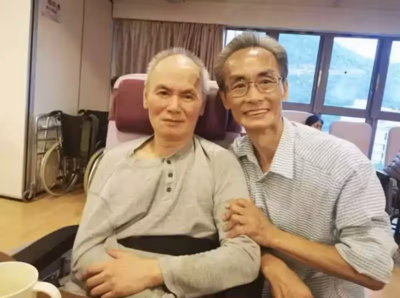 66歲劉家輝近照曝光，滿頭白髮精神奕奕，癱瘓後留居老人院已11年！