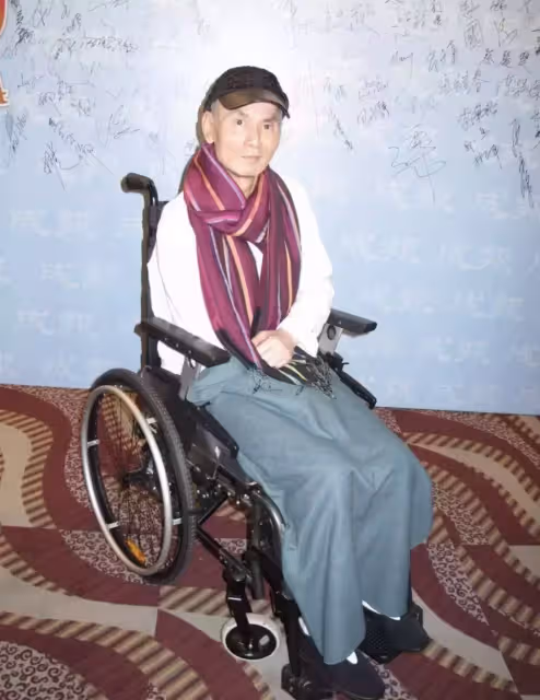 66歲劉家輝近照曝光，滿頭白髮精神奕奕，癱瘓後留居老人院已11年！