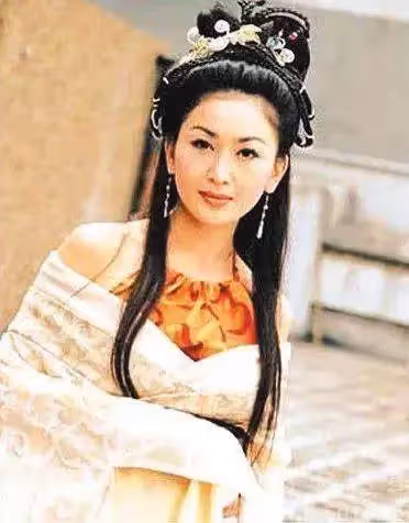 又曬沙灘辣照!溫碧霞「艷星身份嫁豪門」不願生子 丈夫尊重她的決定:今55歲被寵成公主
