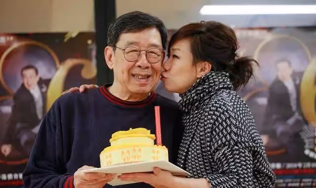 89歲胡楓近照曝光,西裝筆挺精神奕奕,喪妻後與86歲羅蘭形影不離,網友感歎:這是最好的友情,讓人羨慕
