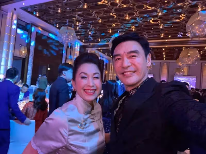 89歲胡楓近照曝光,西裝筆挺精神奕奕,喪妻後與86歲羅蘭形影不離,網友感歎:這是最好的友情,讓人羨慕