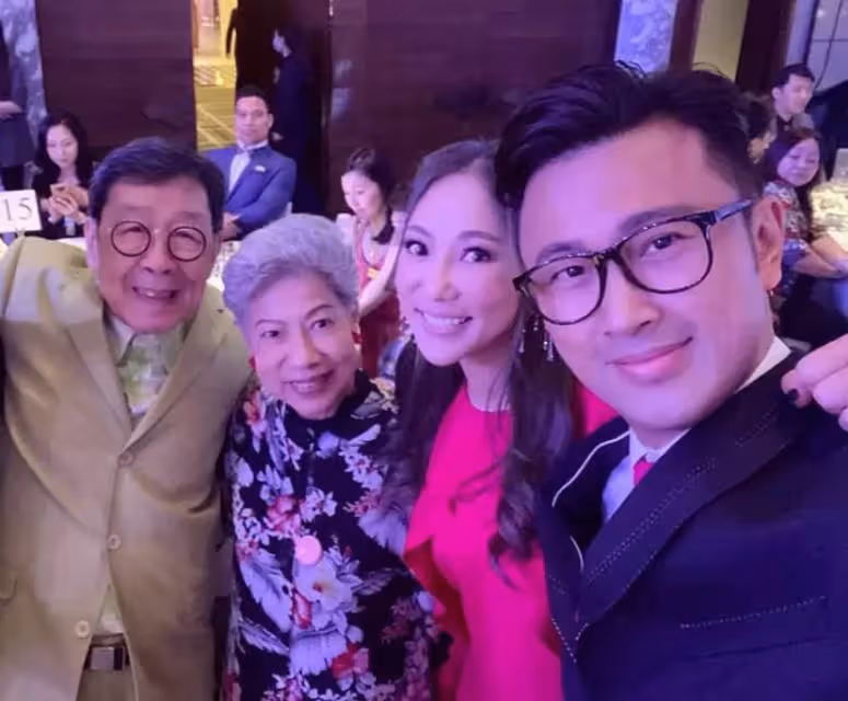 89歲胡楓近照曝光,西裝筆挺精神奕奕,喪妻後與86歲羅蘭形影不離,網友感歎:這是最好的友情,讓人羨慕