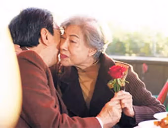 89歲胡楓近照曝光,西裝筆挺精神奕奕,喪妻後與86歲羅蘭形影不離,網友感歎:這是最好的友情,讓人羨慕
