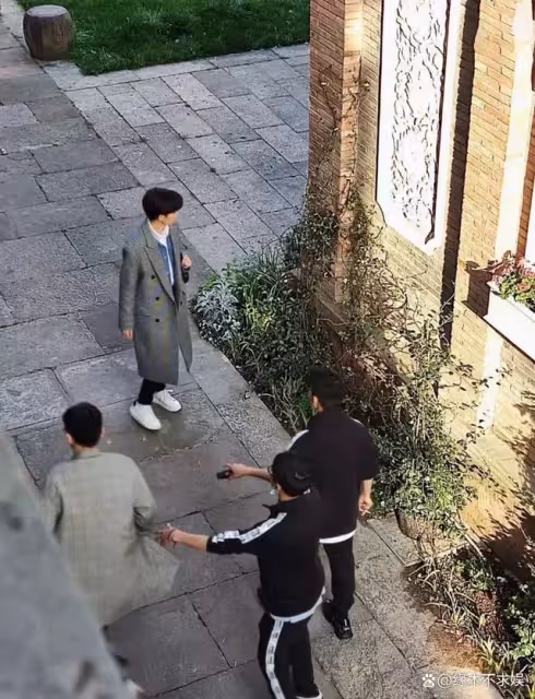32歲任嘉倫線下被拍,懶理網友呼喊行色匆匆,生圖之下長這樣