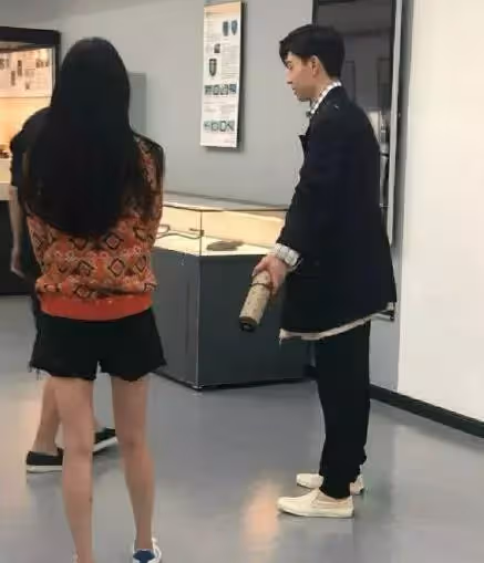 33歲楊冪「超細鉛筆腿」被封演藝圈神腿~民眾巧遇本尊「真實身材照曝光」網看傻:這誰頂得住!
