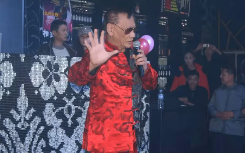 「四大惡人之首」臨走前3天「賭光千萬家產」 ,「終生未娶無子」周潤發一手操辦葬禮!