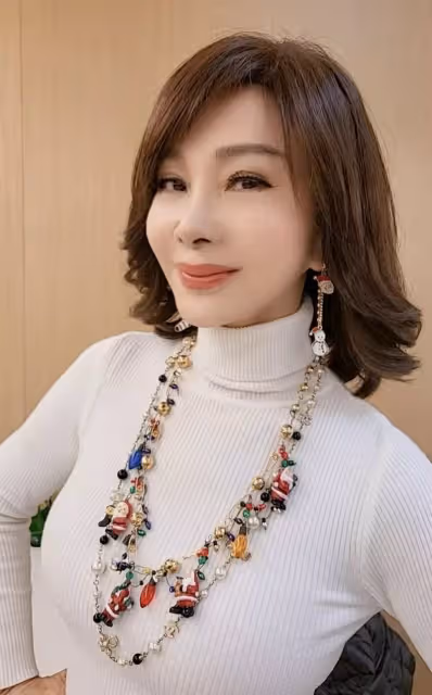 65歲陳美鳳傳喜事!被拍到無名指「戴300萬鑽戒」幸福全寫臉上 她羞認「身邊確實有人了」鬆口婚事