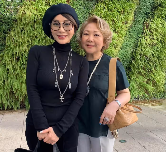 65歲陳美鳳傳喜事!被拍到無名指「戴300萬鑽戒」幸福全寫臉上 她羞認「身邊確實有人了」鬆口婚事