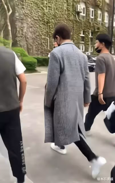 32歲任嘉倫線下被拍,行色匆匆拉風上鏡