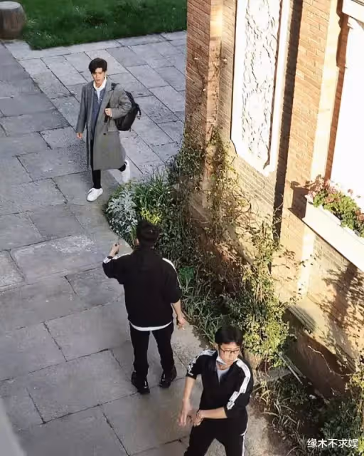 32歲任嘉倫線下被拍,行色匆匆拉風上鏡