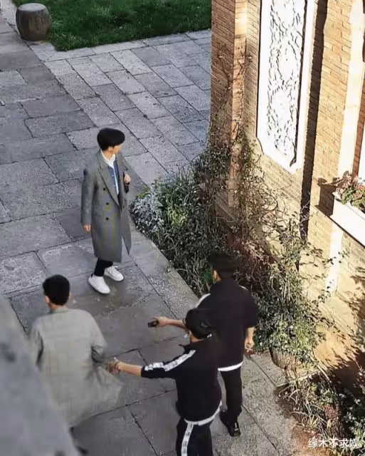 32歲任嘉倫線下被拍,行色匆匆拉風上鏡