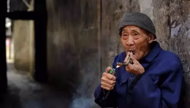 老父死後留下200萬元債務，2兒稱「沒義務」不肯還，女兒上門還債，債主卻「給她一套400萬的房子」