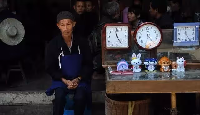 老父死後留下200萬元債務，2兒稱「沒義務」不肯還，女兒上門還債，債主卻「給她一套400萬的房子」