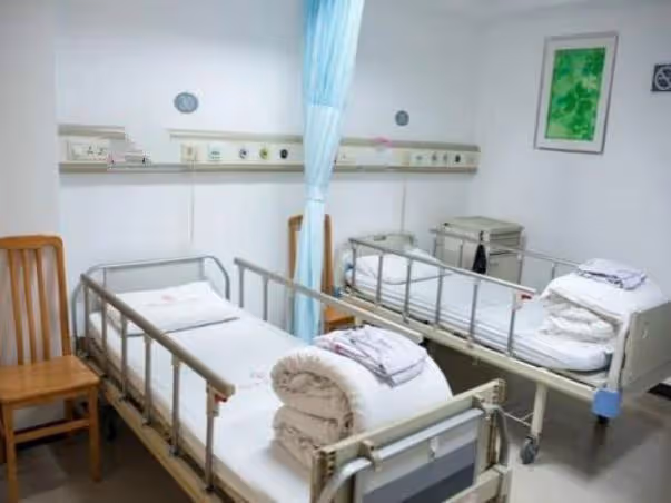 母親把15萬彩禮給哥哥買房,如今母親病重,哥哥卻取走母親的存款