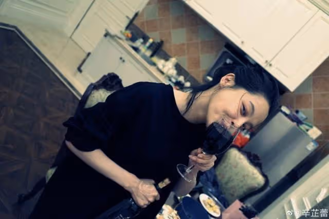 36歲辛芷蕾曬男友視角慶生照，吻酒杯滿臉笑意，文案甜稱：謝謝啦