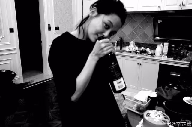 36歲辛芷蕾曬男友視角慶生照，吻酒杯滿臉笑意，文案甜稱：謝謝啦