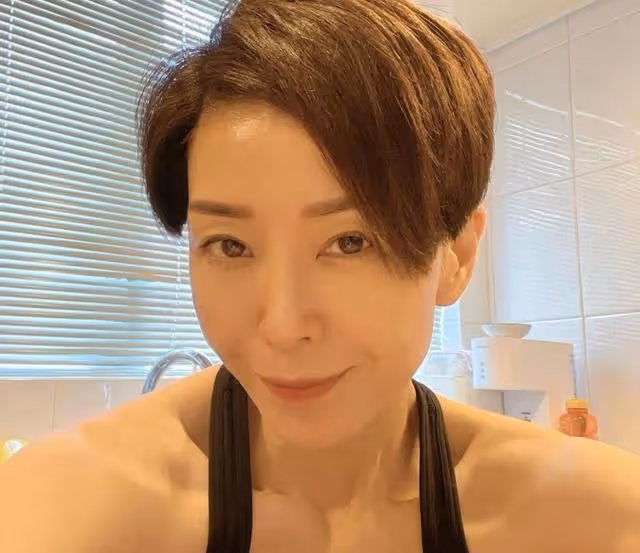 53歲TVB前女星談及已故亡夫落淚,稱對方是指路人,結婚13天離世