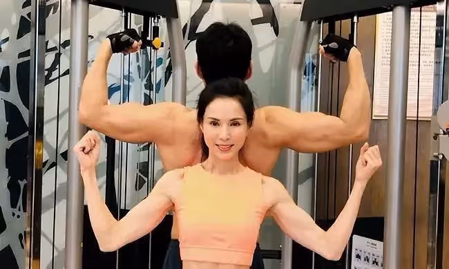 同樣年過50，小龍女和郭芙近照差距大，李若彤仙氣依舊，傅明憲卻讓人不敢認，網：一個優雅老去一個整容失敗