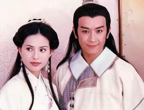 同樣年過50，小龍女和郭芙近照差距大，李若彤仙氣依舊，傅明憲卻讓人不敢認，網：一個優雅老去一個整容失敗