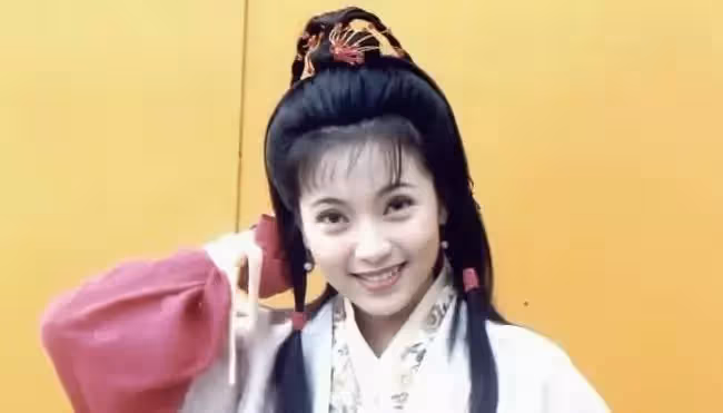 同樣年過50,小龍女和郭芙近照差距大,李若彤仙氣依舊,傅明憲卻讓人不敢認,網:一個優雅老去一個整容失敗