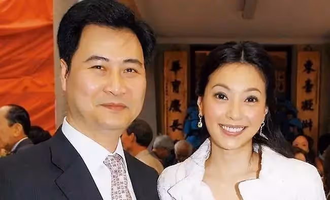 同樣年過50,小龍女和郭芙近照差距大,李若彤仙氣依舊,傅明憲卻讓人不敢認,網:一個優雅老去一個整容失敗