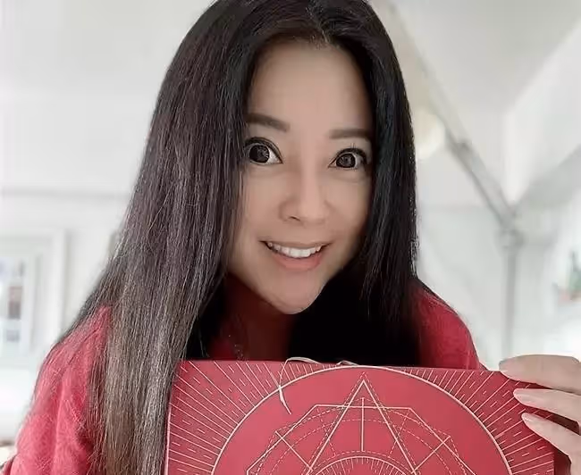 同樣年過50,小龍女和郭芙近照差距大,李若彤仙氣依舊,傅明憲卻讓人不敢認,網:一個優雅老去一個整容失敗