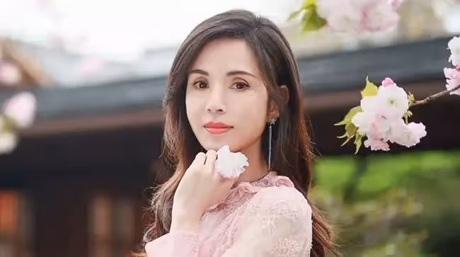 同樣年過50,小龍女和郭芙近照差距大,李若彤仙氣依舊,傅明憲卻讓人不敢認,網:一個優雅老去一個整容失敗