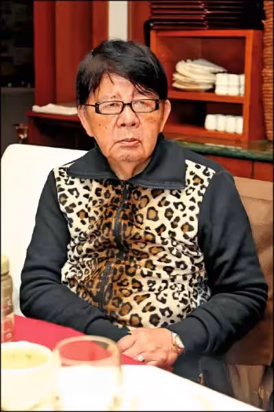 賣4棟房產陷憂鬱!82歲秀場天王驚傳「眼睛看不見」緊急送醫 竟是「年輕整形釀禍」看護嘆:走路都要人攙扶