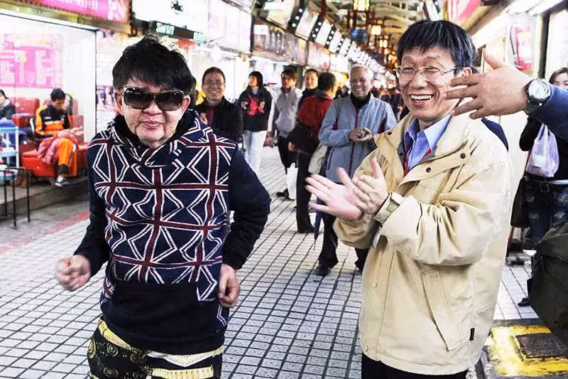 賣4棟房產陷憂鬱!82歲秀場天王驚傳「眼睛看不見」緊急送醫 竟是「年輕整形釀禍」看護嘆:走路都要人攙扶